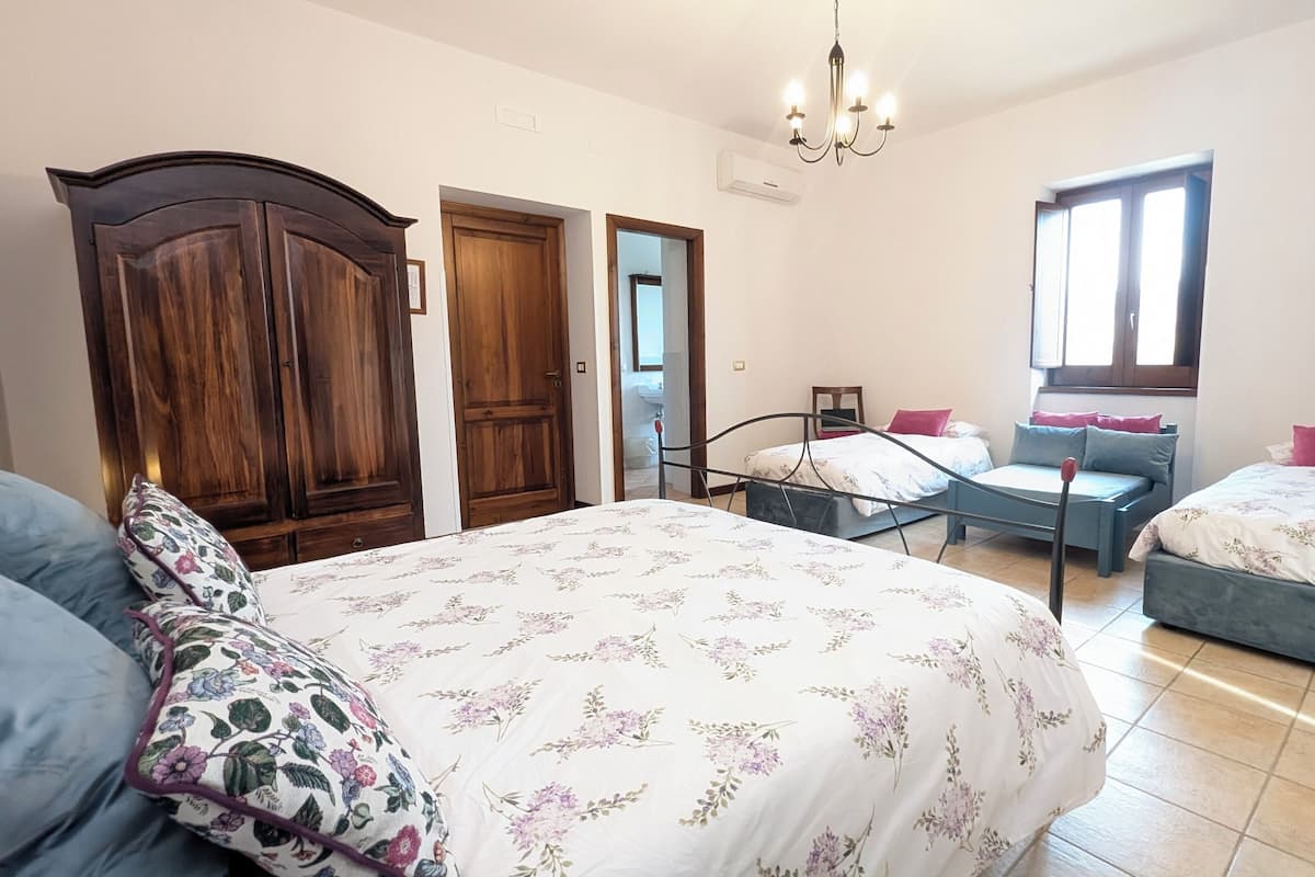 Family Room | Laptop workspace, free WiFi, bed sheets