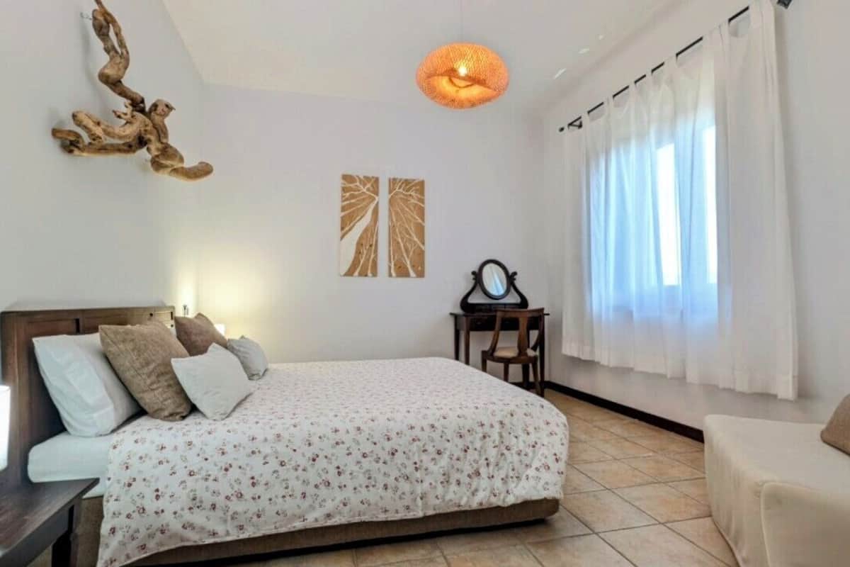 Skrivebord for bærbar PC, wi-fi (inkludert) og sengetøy