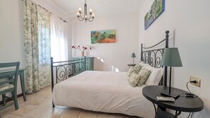 Phòng đôi có tầm nhìn toàn cảnh | Khu vực làm việc phù hợp cho laptop 