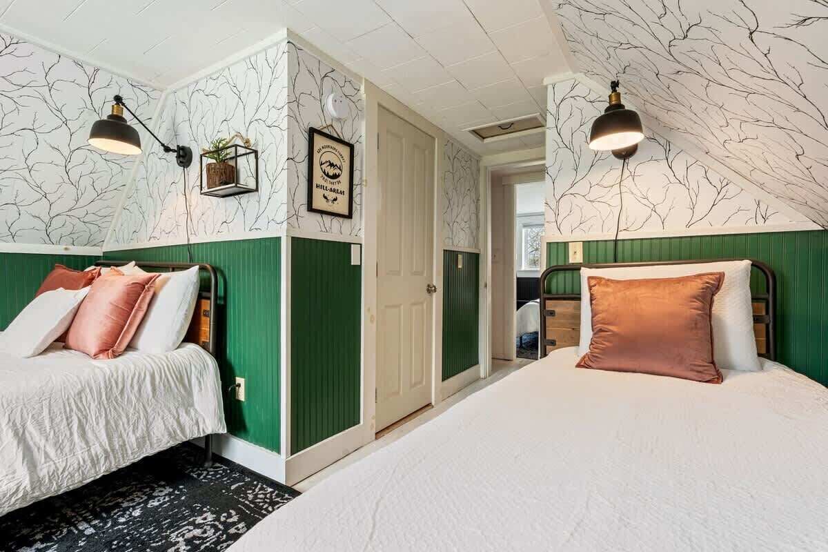 3 bedrooms, iron/ironing board, travel crib, free WiFi