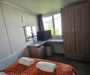 3 quartos, escrivaninha, ferros/tábuas de passar roupa, berço de viagem