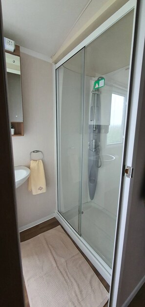 Douche, sèche-cheveux, serviettes fournies, savon