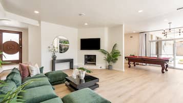 TV, fireplace