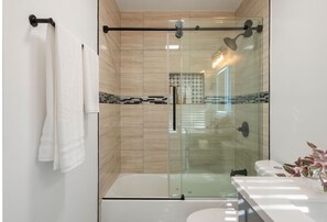 Serviettes fournies, shampooing