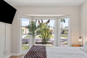 5 bedrooms, iron/ironing board, WiFi, bed sheets