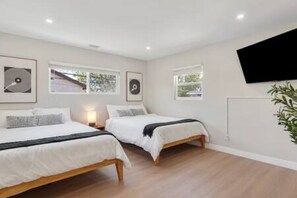 5 bedrooms, iron/ironing board, WiFi, bed sheets