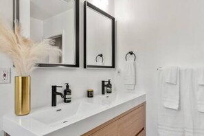 Bathroom - Elegant Oasis | Heated Pool & Spa | 5mi to Beach (Long Beach)