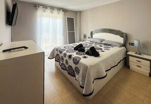 4 bedrooms, iron/ironing board, WiFi, bed sheets - To complete (Roquetas de Mar)