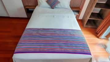 Habitación doble Confort, balcón, vista a la ciudad | Escritorio, espacio para trabajar con laptop y wifi gratis