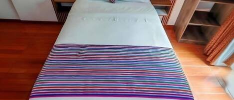 Escritorio, espacio para trabajar con laptop y wifi gratis