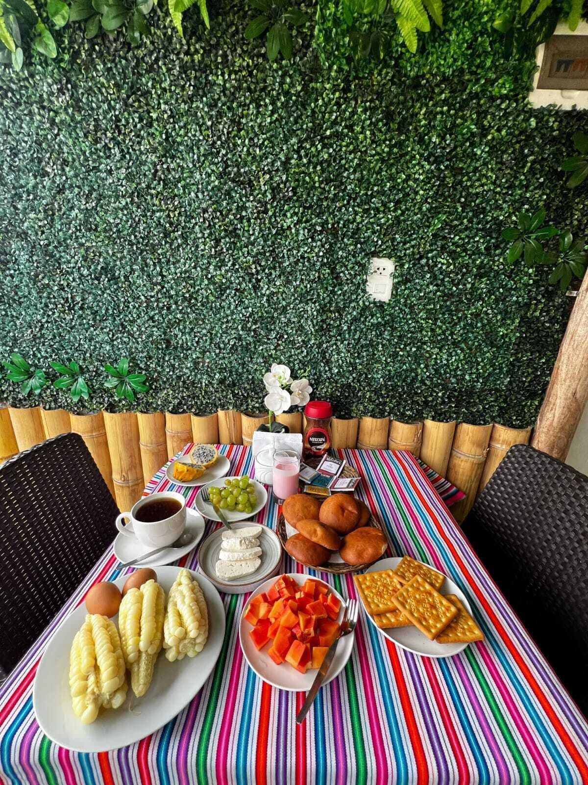 Free daily continental breakfast 