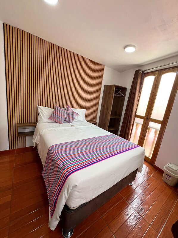 Desk, laptop workspace, free WiFi - Golden Paris Hotel Ayacucho (Ayacucho)