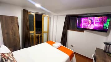 Habitación doble Confort, balcón, vista a la ciudad | Escritorio, espacio para trabajar con laptop y wifi gratis