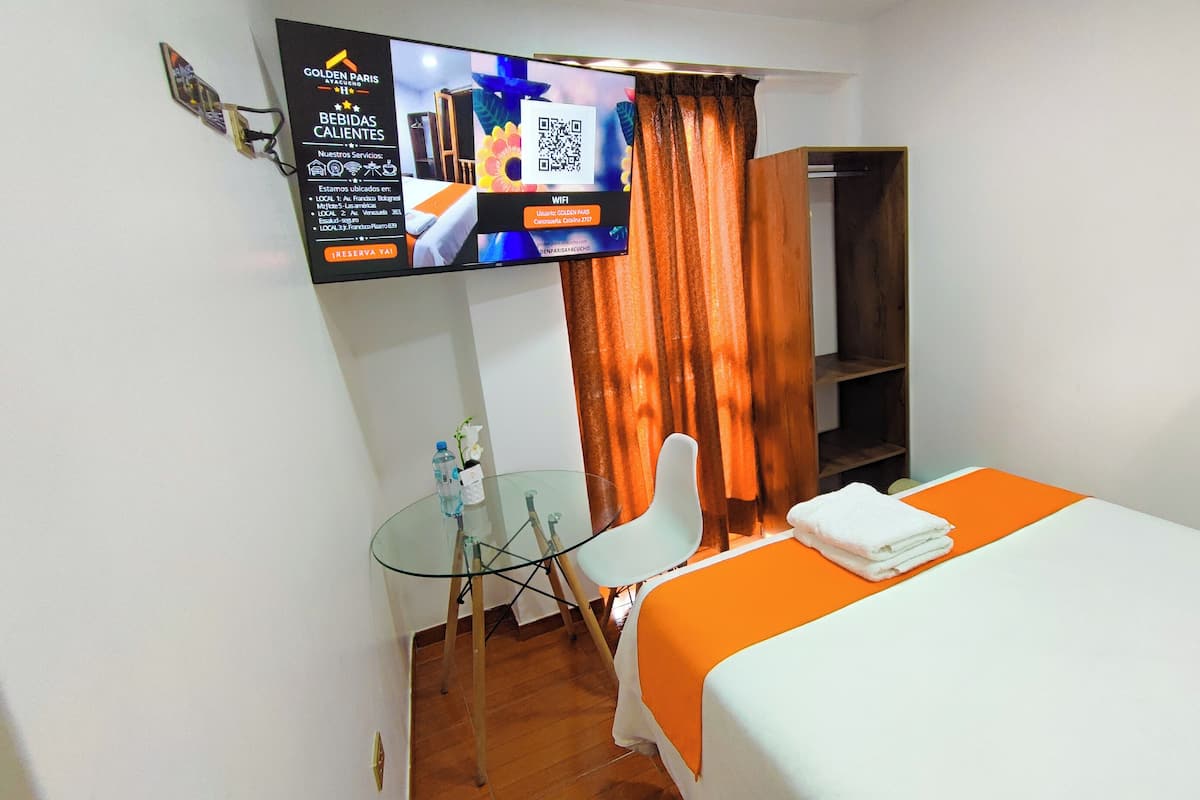Quarto casal conforto, sacada, vista para a cidade | Escrivaninha, espaço de trabalho para notebook, Wi-Fi de cortesia