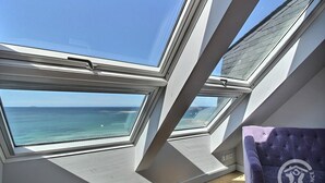 Una habitación con tragaluces y vistas al océano.