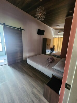 4 makuuhuonetta, työpöytä, ilmainen Wi-Fi, vuodevaatteet