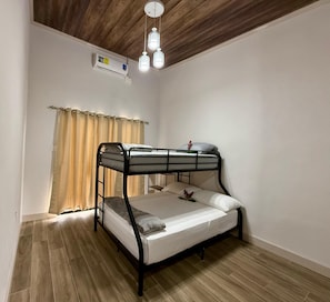 4 habitaciones, escritorio, wifi gratis y ropa de cama 