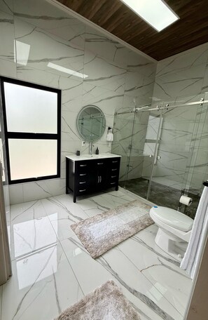 Handtücher, Seife, Toilettenpapier