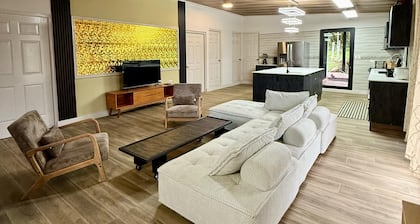 Chill,Relax & Enjoy
11bed 5washroom house in fabulous La Colonia with AC, WiFi.