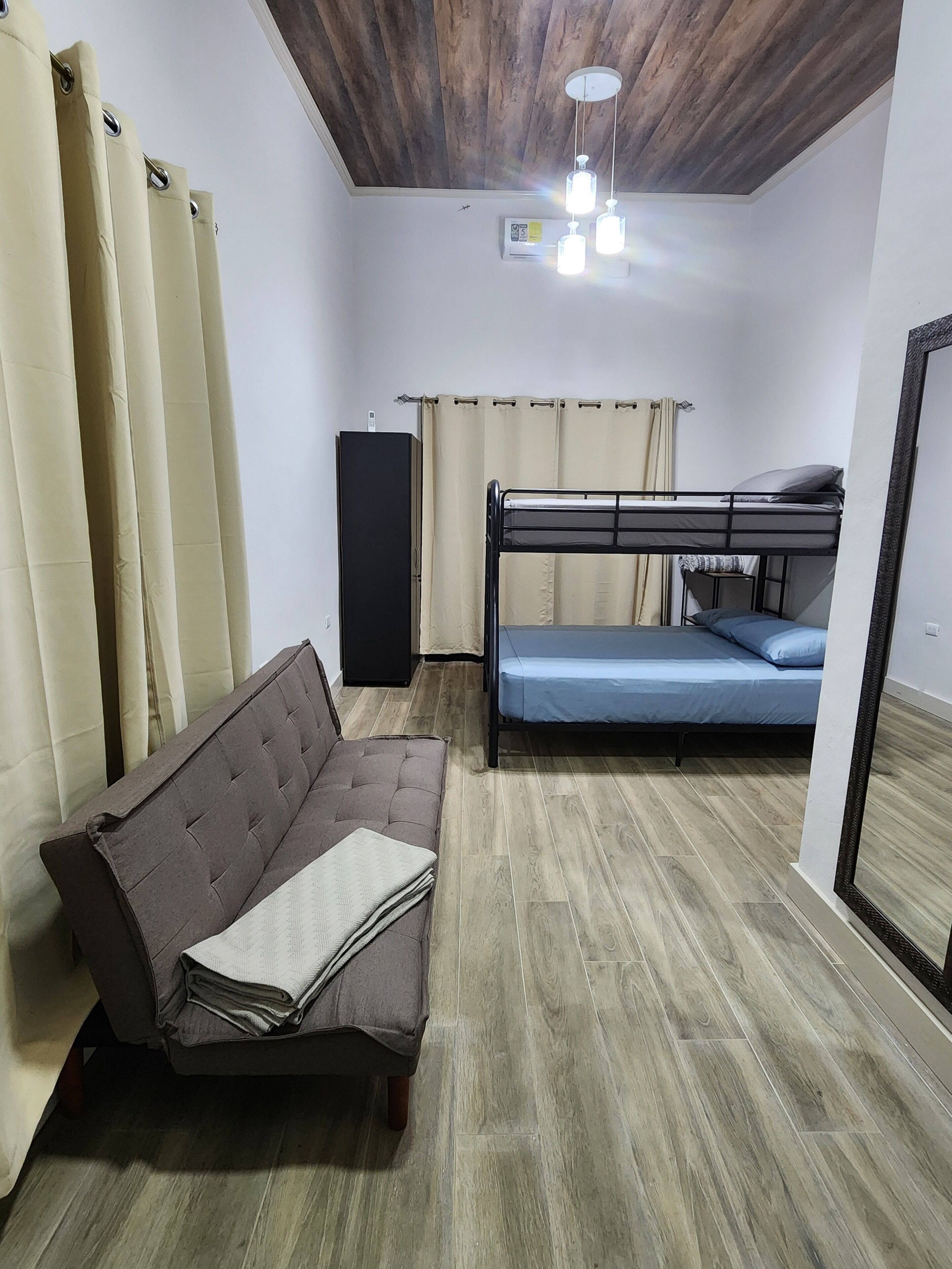 4 bedrooms, desk, free WiFi, bed sheets