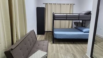 4 bedrooms, desk, free WiFi, bed sheets