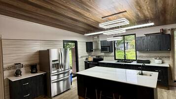 Refrigerador, microondas, horno y parrilla de estufa