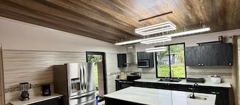 Chill,Relax & Enjoy
11bed 5washroom house in fabulous La Colonia with AC, WiFi.