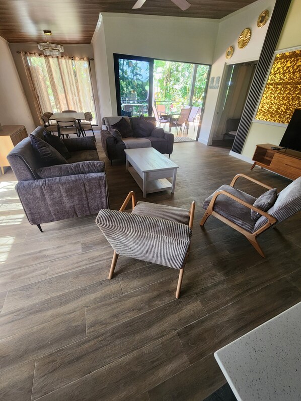 Smart TV - Chill,Relax & Enjoy
11bed  5washroom house in fabulous La Colonia with AC, WiFi (Guápiles)