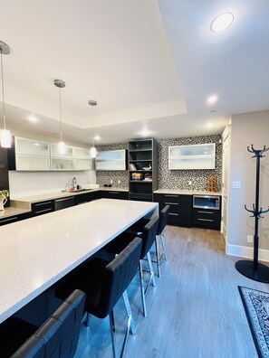 Réfrigérateur, four à micro-ondes, lave-vaisselle, cafetière-théière