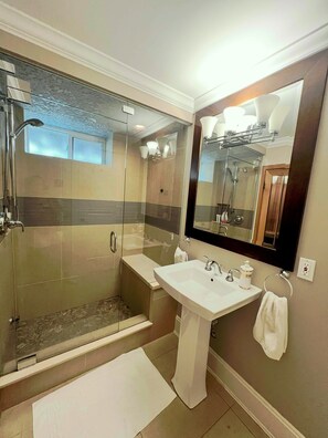 Dusche, Haartrockner, Handtücher, Seife