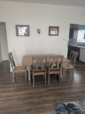 Dining - Comfortable and Conveniently Located 3-bedroom house with WiFi in Avalon (Avalon)