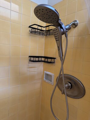 Hair dryer, towels, soap, shampoo - Comfortable and Conveniently Located 3-bedroom house with WiFi in Avalon (Avalon)
