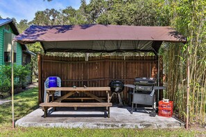 Outdoor dining - Charming 2-bedroom bungalow in fabulous Homosassa with AC, WiFi (Homosassa)