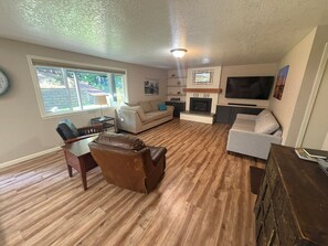 Smart TV, fireplace - Your Home in Sandy – Comfortable, Convenient & Affordable (Sandy)