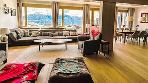 Un salón espacioso con un sofá grande, una mesa de centro y un comedor con sillas y una mesa.
