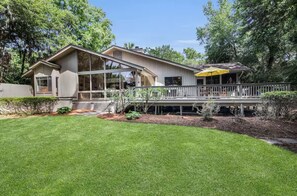 Exterior - “Pet-Friendly Sea Pines Retreat • Bikes & Beach Gear • Near Beach • Sleeps 10” (Sea Pines, Hilton Head)