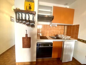 Kühlschrank, Mikrowelle, Ofen, Kochgeschirr/Geschirr/Besteck