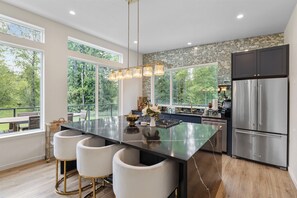 Fridge, oven, stovetop, coffee/tea maker