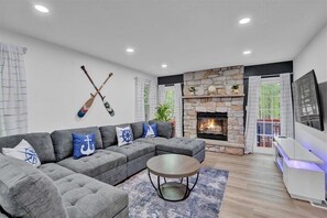 Smart-TV, Kamin, Tischfußball, Tischtennisplatte