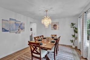 Dining - Pool, Beach, Lake, Hot Tub, Game Room, fire pit! (East Stroudsburg)