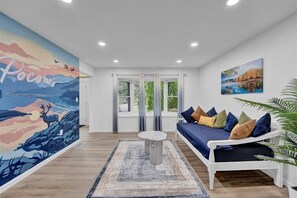 4 bedrooms, iron/ironing board, travel cot, free WiFi - Pool, Beach, Lake, Hot Tub, Game Room, fire pit! (East Stroudsburg)