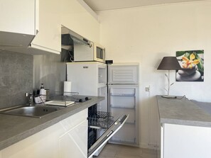 Kühlschrank, Mikrowelle, Geschirrspüler, Kochgeschirr/Geschirr/Besteck