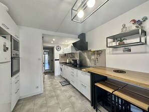 Kjøleskap, mikrobølgeovn, ovn og oppvaskmaskin