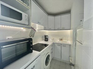 Kühlschrank, Ofen, Kochgeschirr/Geschirr/Besteck