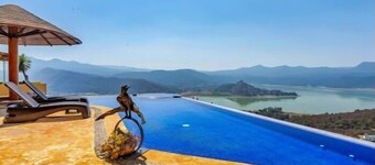 Home in Valle de Bravo · 6 bedrooms · 10 beds · 7 baths