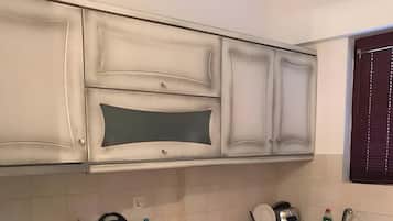 Frigorifero, forno, piano cottura, macchina per tè/caffè