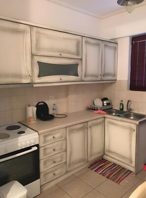 Réfrigérateur, four, plaque de cuisson, cafetière/bouilloire