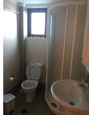 Dusj, hårføner og håndklær