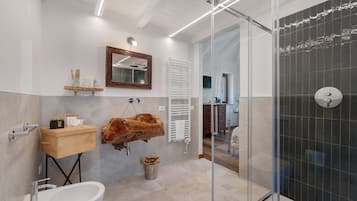 Douche, sèche-cheveux, serviettes fournies