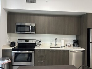 Kühlschrank, Mikrowelle, Ofen, Herdplatte